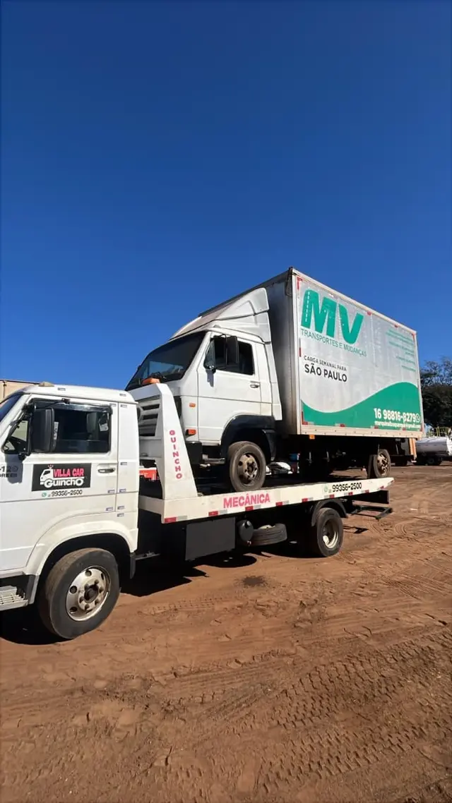 Guincho Vila Car transportando caminhÃ£o-baÃº de mudanÃ§as em RibeirÃ£o Preto