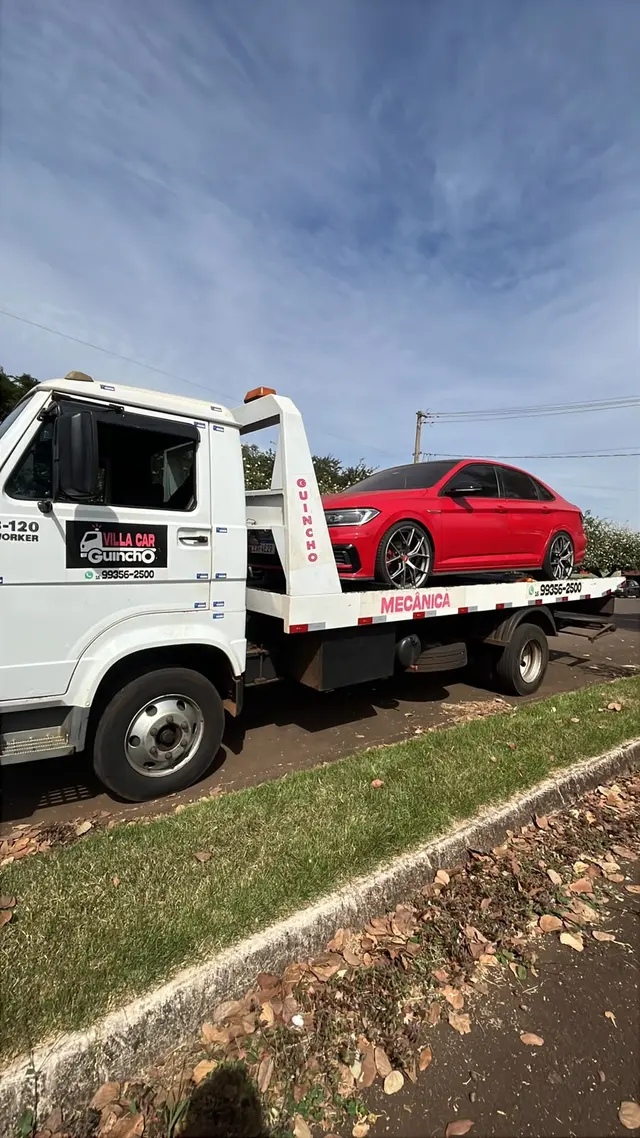 VW Jetta GLI vermelho rebaixado sendo transportado pelo guincho Vila Car
