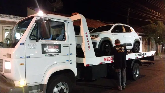 Guincho Vila Car atendendo de madrugada com carro branco na plataforma