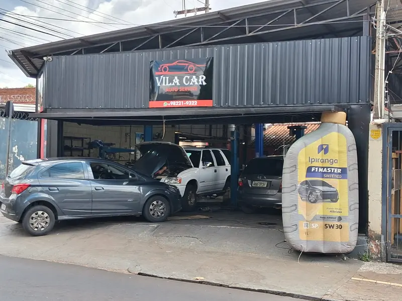 Oficina mecÃ¢nica Vila Car Auto Service na Vila VirgÃ­nia com carros em elevadores